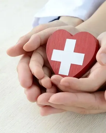 Cruz en manos de niño y padre