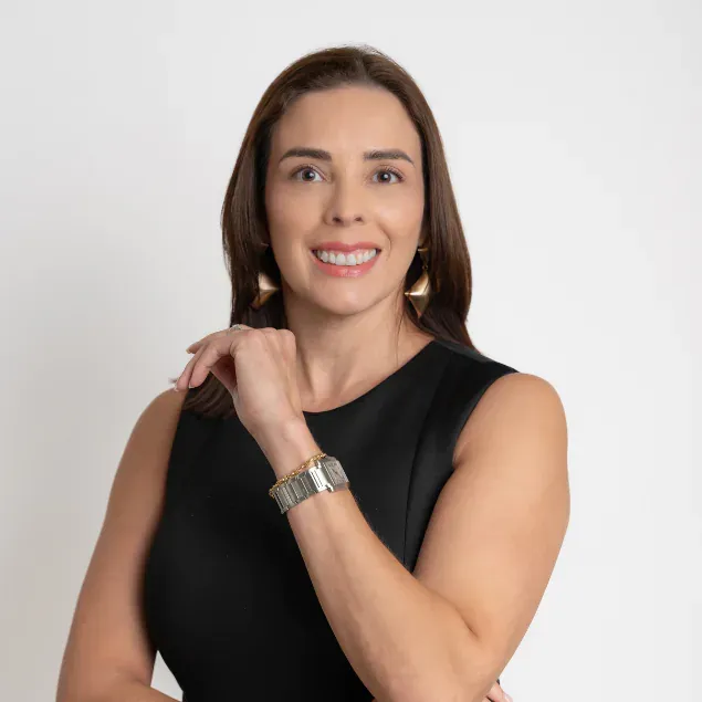 Maria Jose Colina posando y sonriendo, vestida de negro