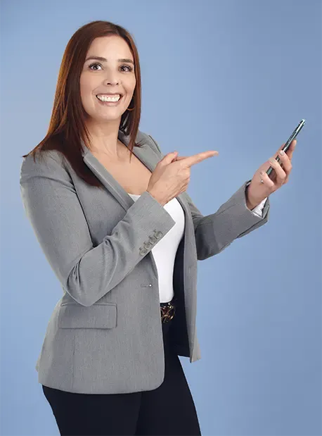 María Jose Colina señalando un móvil